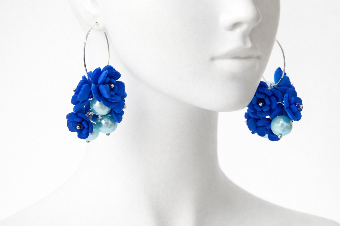 Cercei handmade cu flori albastre si perle (cod1400) - bijuterii - cercei - cercei lungi - Artynos.ro