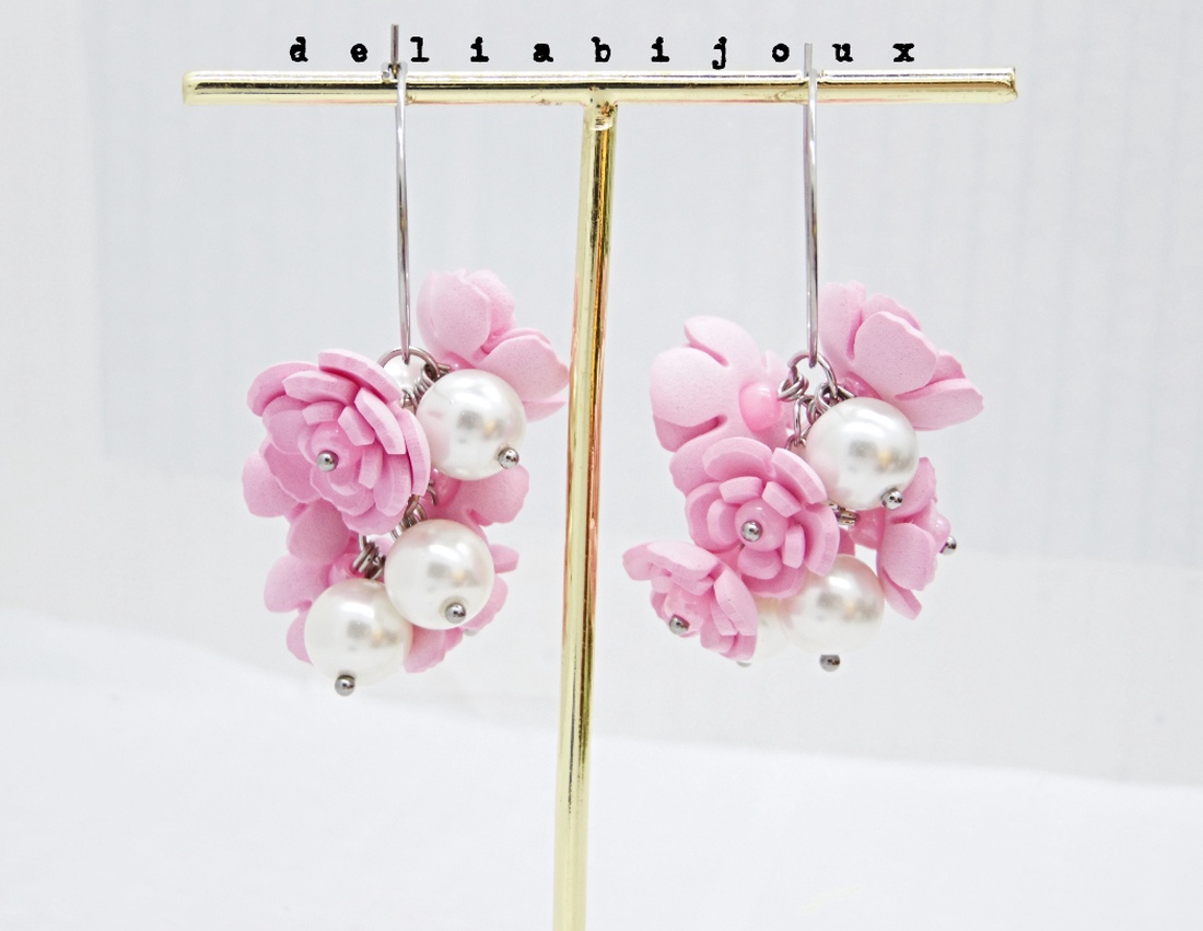 Cercei handmade cu flori roz si perle (cod1402) - bijuterii - cercei - cercei lungi - Artynos.ro