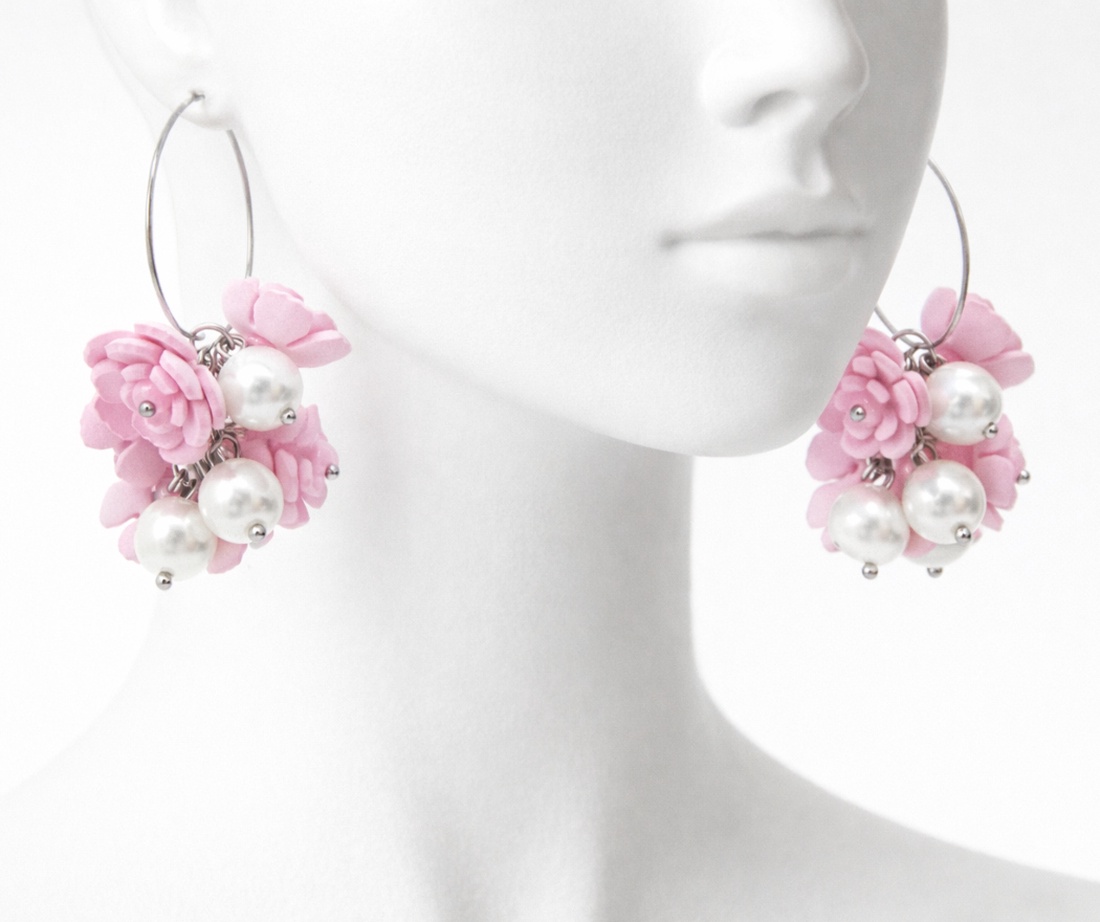 Cercei handmade cu flori roz si perle (cod1402) - bijuterii - cercei - cercei lungi - Artynos.ro