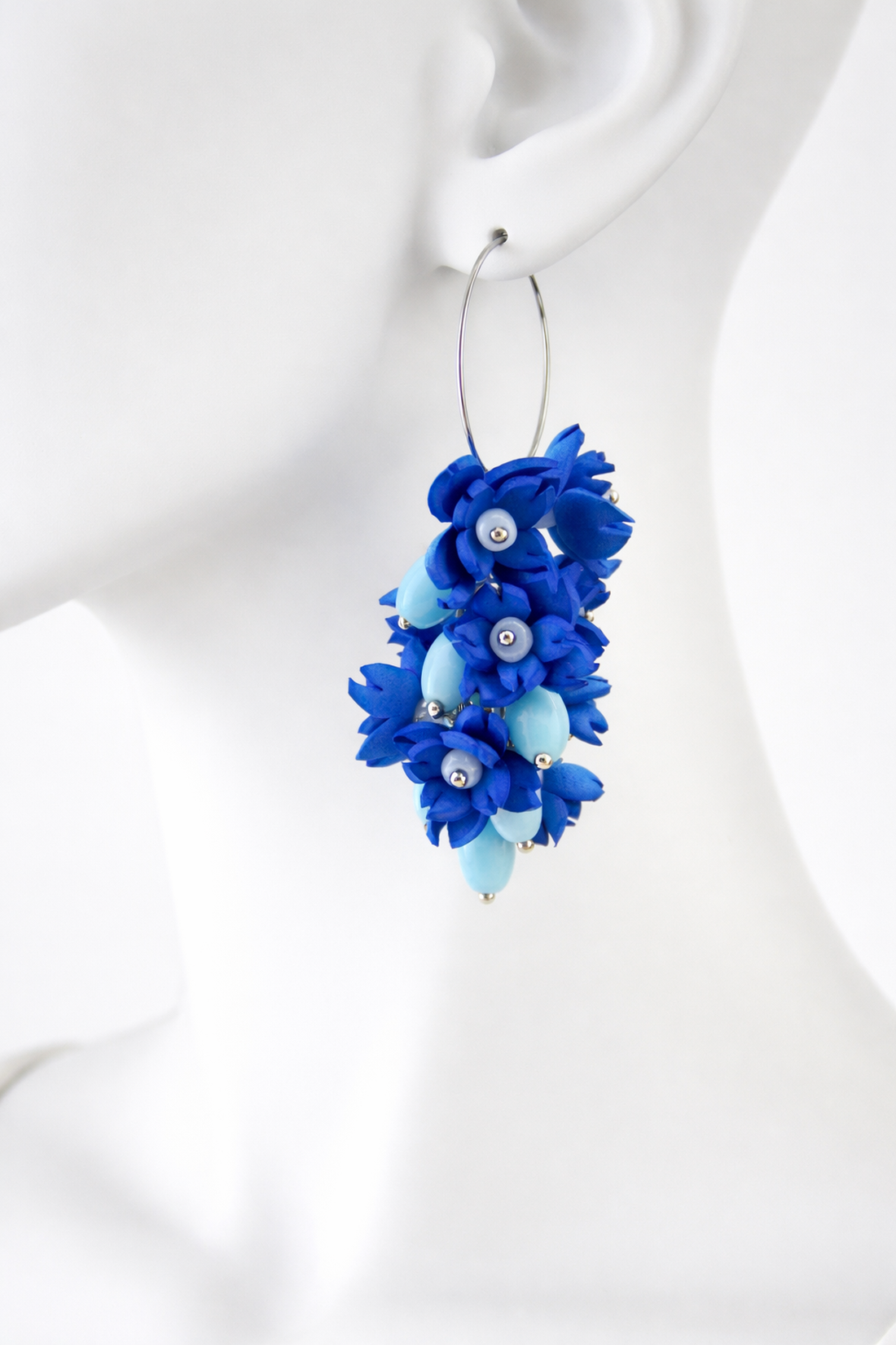 Cercei handmade cu flori albastre si margele de sticla bleu (cod1381) - bijuterii - cercei - cercei lungi - Artynos.ro