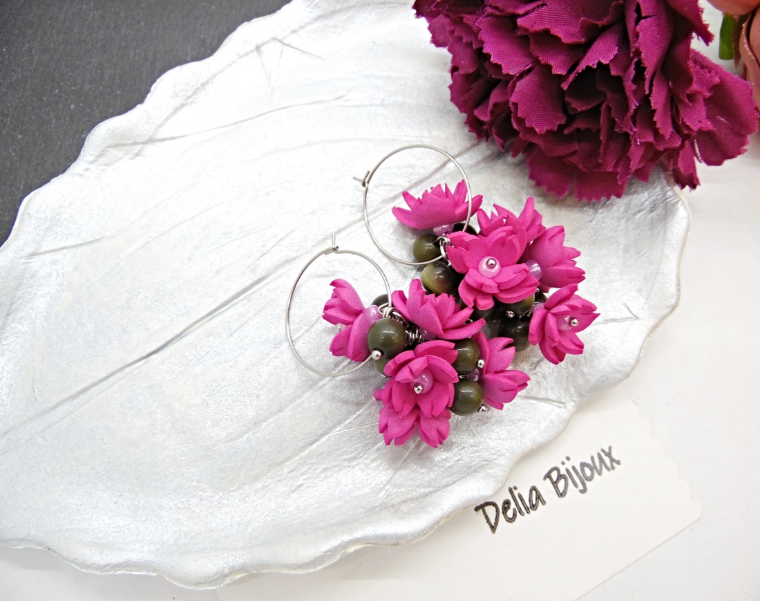 Cercei handmade, lungi cu flori ciclam si margele de sticla ochi de pisica (cod1406) - bijuterii - cercei - cercei lungi - Artynos.ro