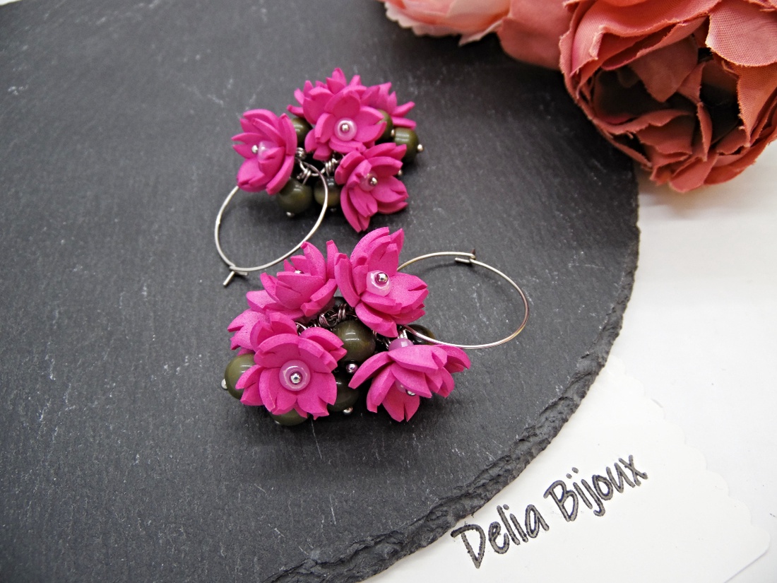 Cercei handmade, lungi cu flori ciclam si margele de sticla ochi de pisica (cod1406) - bijuterii - cercei - cercei lungi - Artynos.ro