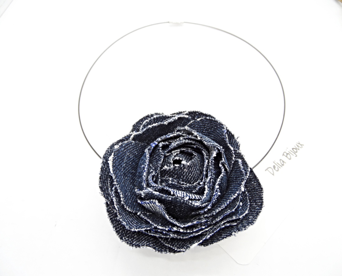 Colier handmade cu floare din denim (blugi) reciclat bijuterie unicat eco-friendly (cod1411) - bijuterii - coliere - coliere cu pandative - Artynos.ro