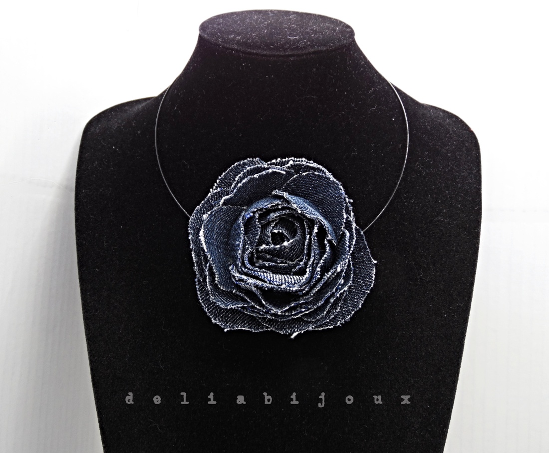 Colier handmade cu floare din denim (blugi) reciclat bijuterie unicat eco-friendly (cod1411) - bijuterii - coliere - coliere cu pandative - Artynos.ro