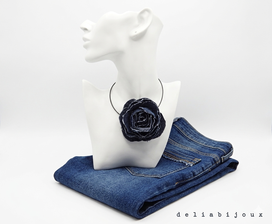 Colier handmade cu floare din denim (blugi) reciclat bijuterie unicat eco-friendly (cod1411) - bijuterii - coliere - coliere cu pandative - Artynos.ro