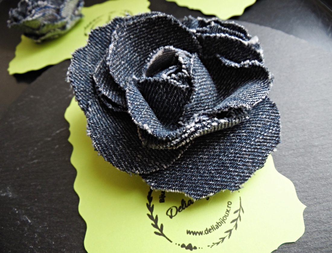 Broșe florale - din blugi reciclați (cod1413) - bijuterii - broșe - Artynos.ro