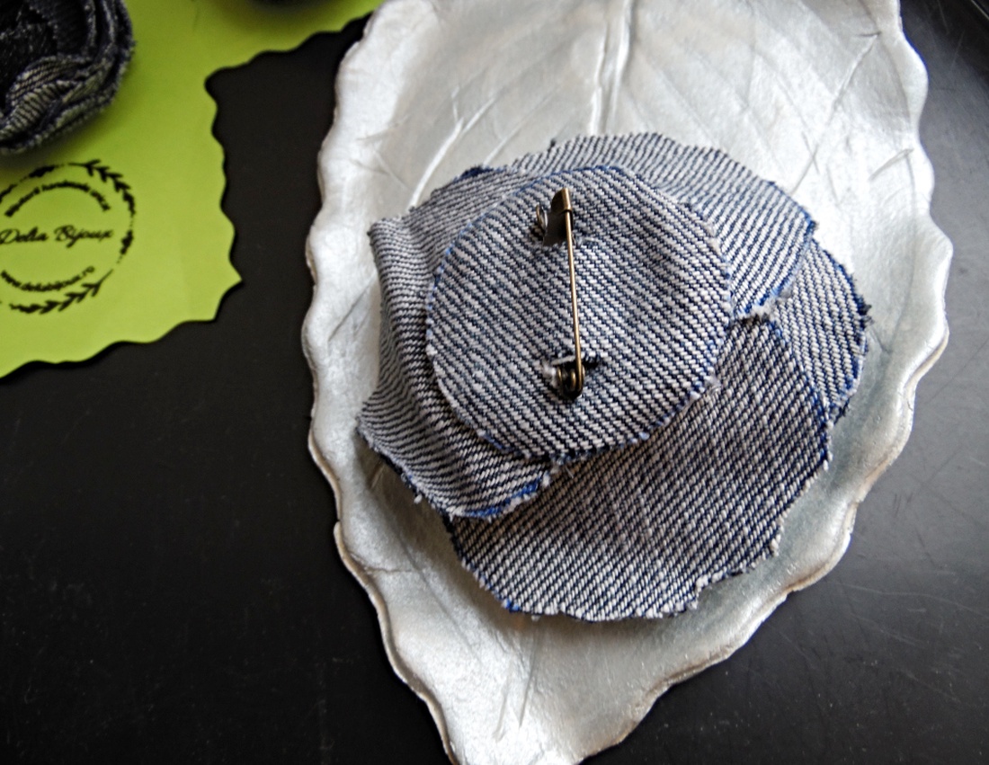 Broșe florale - din blugi reciclați (cod1413) - bijuterii - broșe - Artynos.ro