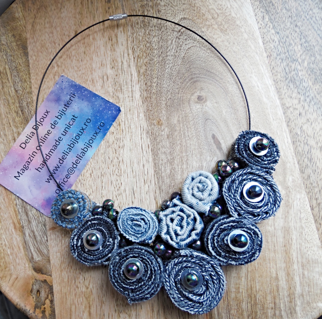 Colier Statement Handmade din Blugi Reciclați și Mărgele Irisate Unicat, Stil Urban-Șic (cod1414) - bijuterii - coliere - coliere cu pandative - Artynos.ro