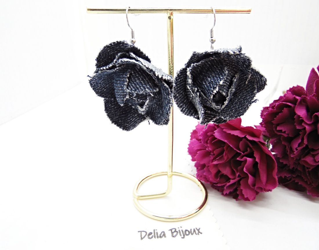 Cercei statement din blugi reciclat flori handmade (cod1417) - bijuterii - cercei - cercei lungi - Artynos.ro