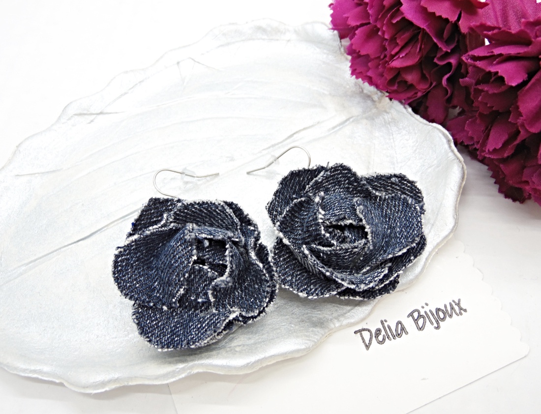 Cercei statement din blugi reciclat flori handmade (cod1417) - bijuterii - cercei - cercei lungi - Artynos.ro