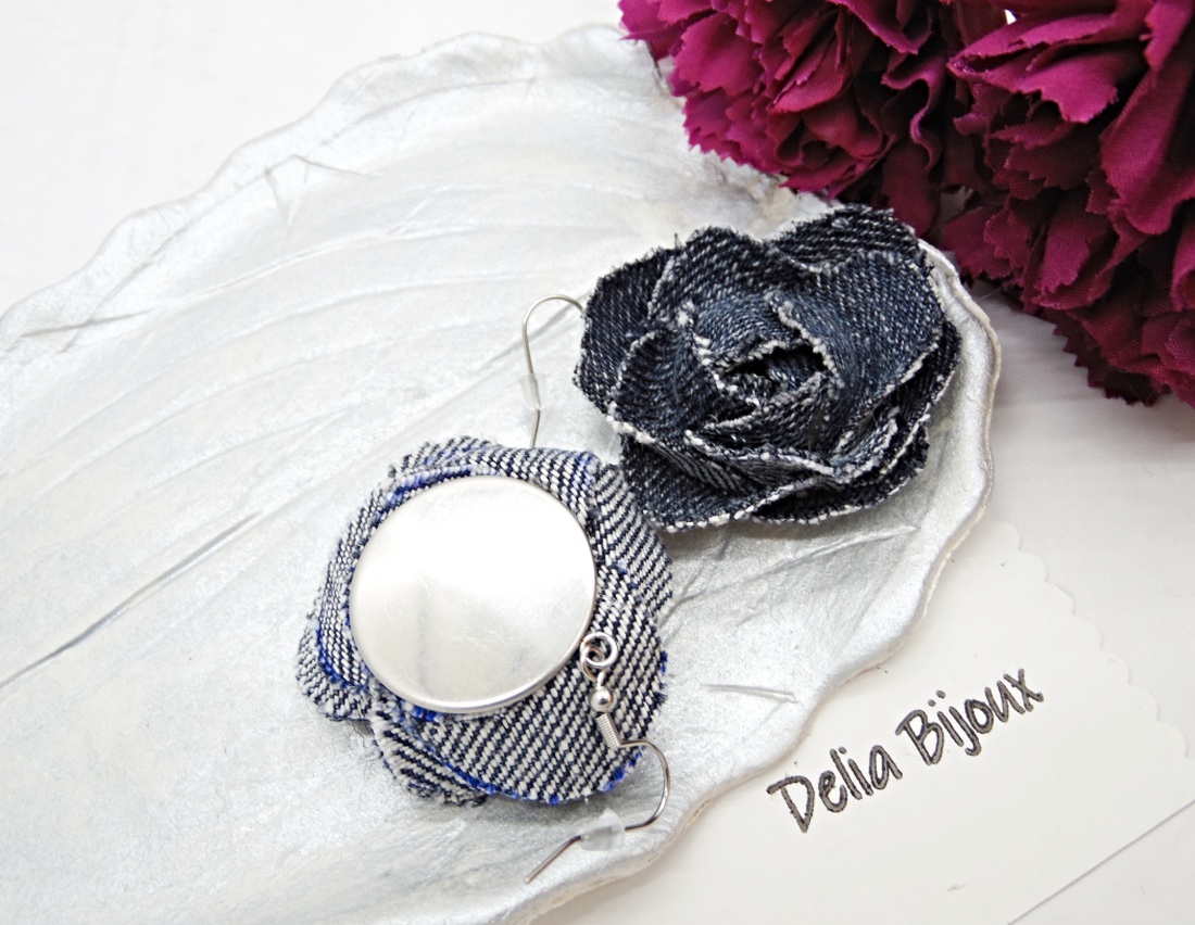 Cercei statement din blugi reciclat flori handmade (cod1417) - bijuterii - cercei - cercei lungi - Artynos.ro