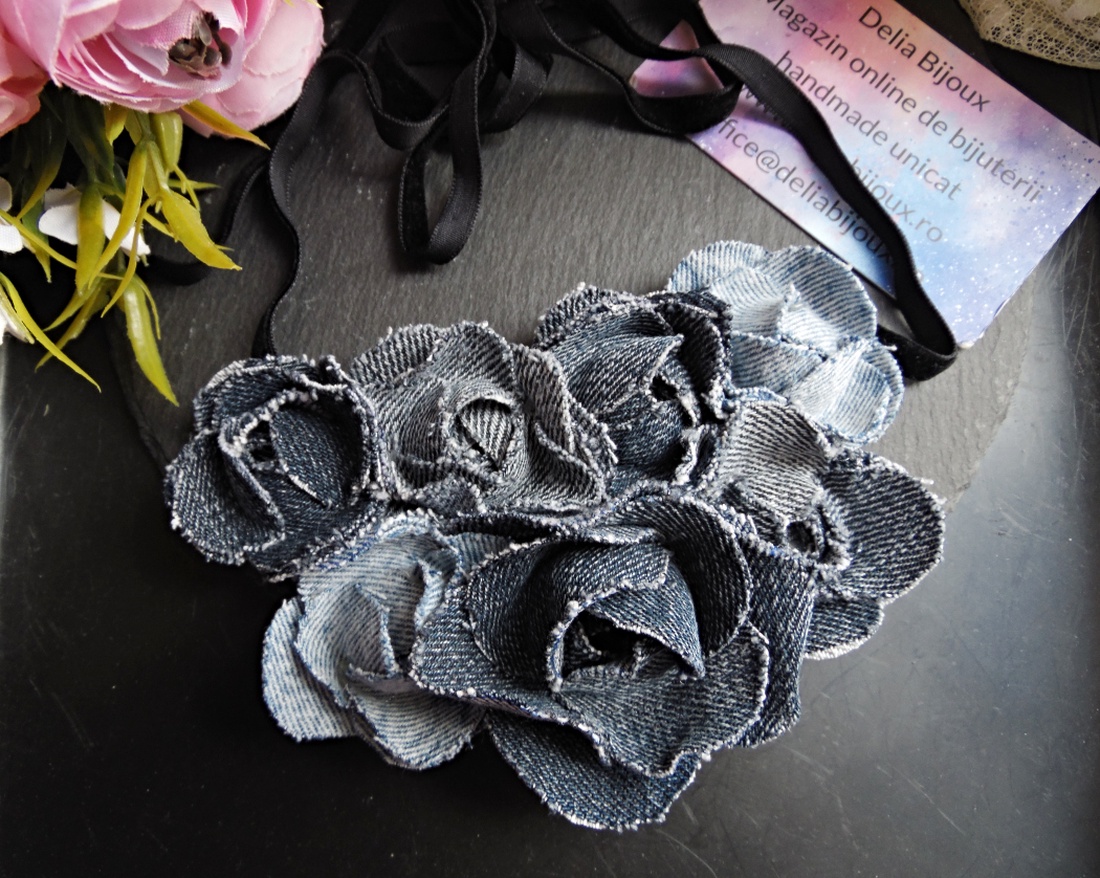 Colier statement cu flori din blugi reciclați (cod1419) - bijuterii - coliere - coliere cu pandative - Artynos.ro