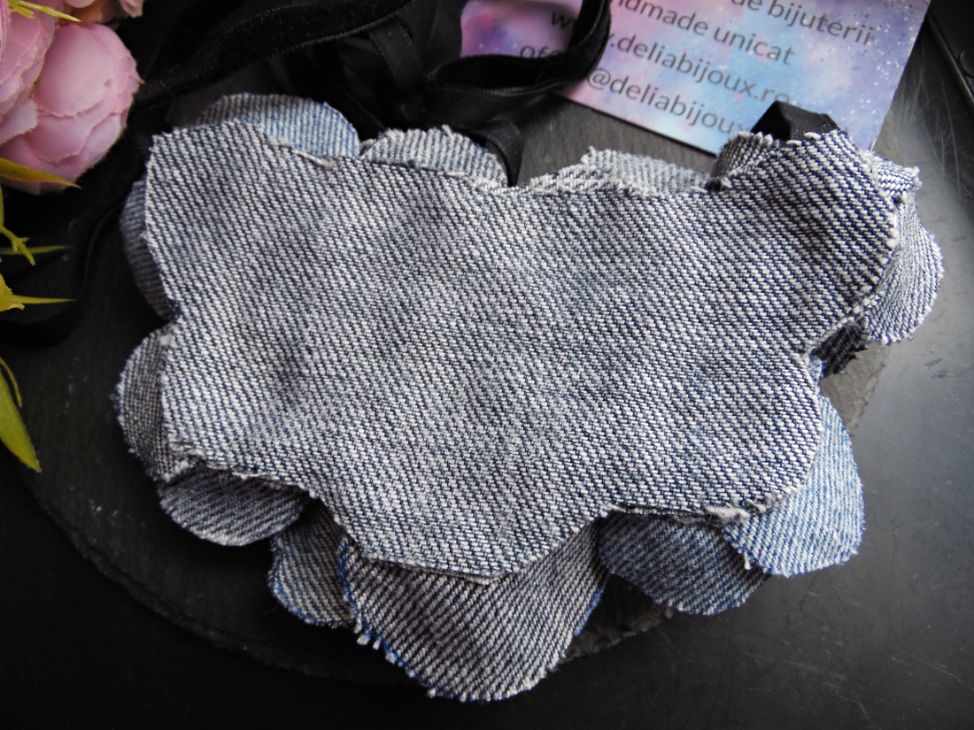 Colier statement cu flori din blugi reciclați (cod1419) - bijuterii - coliere - coliere cu pandative - Artynos.ro