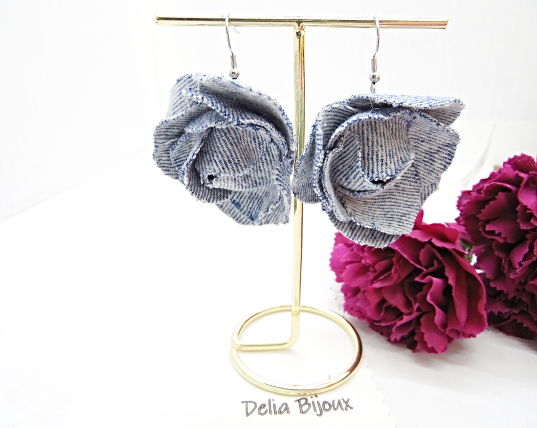 Cercei statement din blugi reciclat flori handmade (cod1421) - bijuterii - cercei - cercei lungi - Artynos.ro