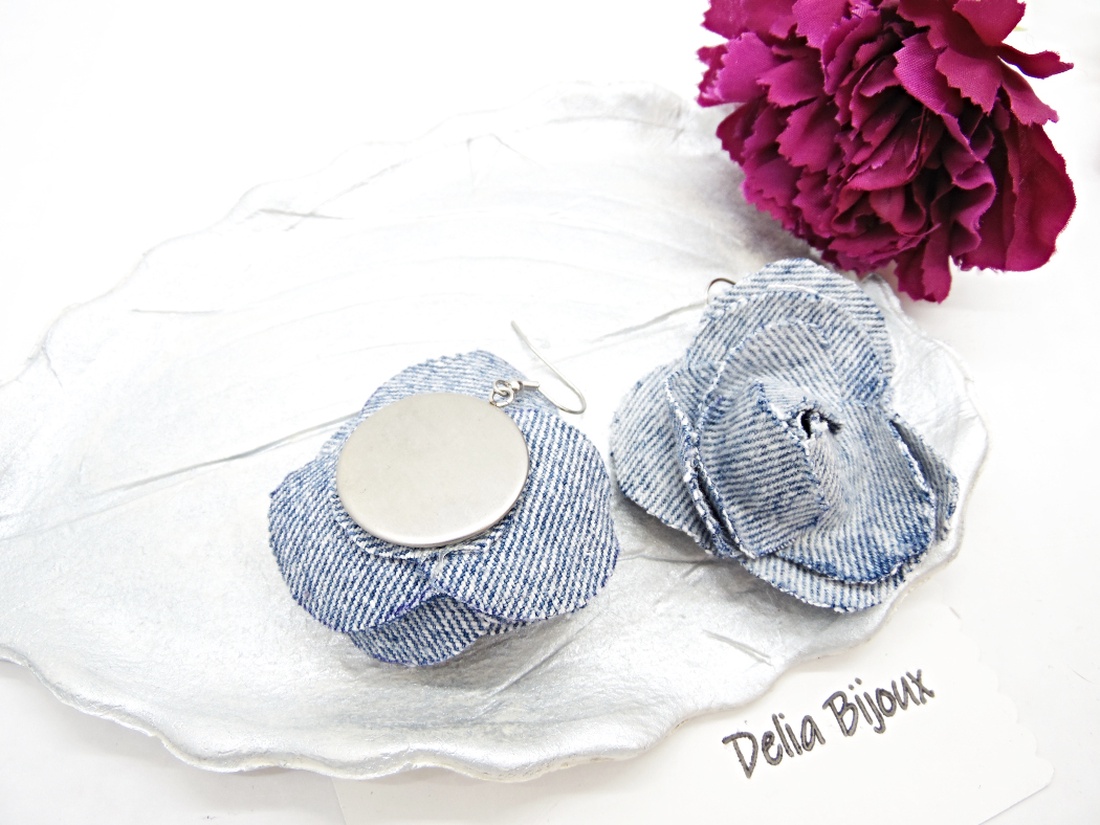 Cercei statement din blugi reciclat flori handmade (cod1421) - bijuterii - cercei - cercei lungi - Artynos.ro