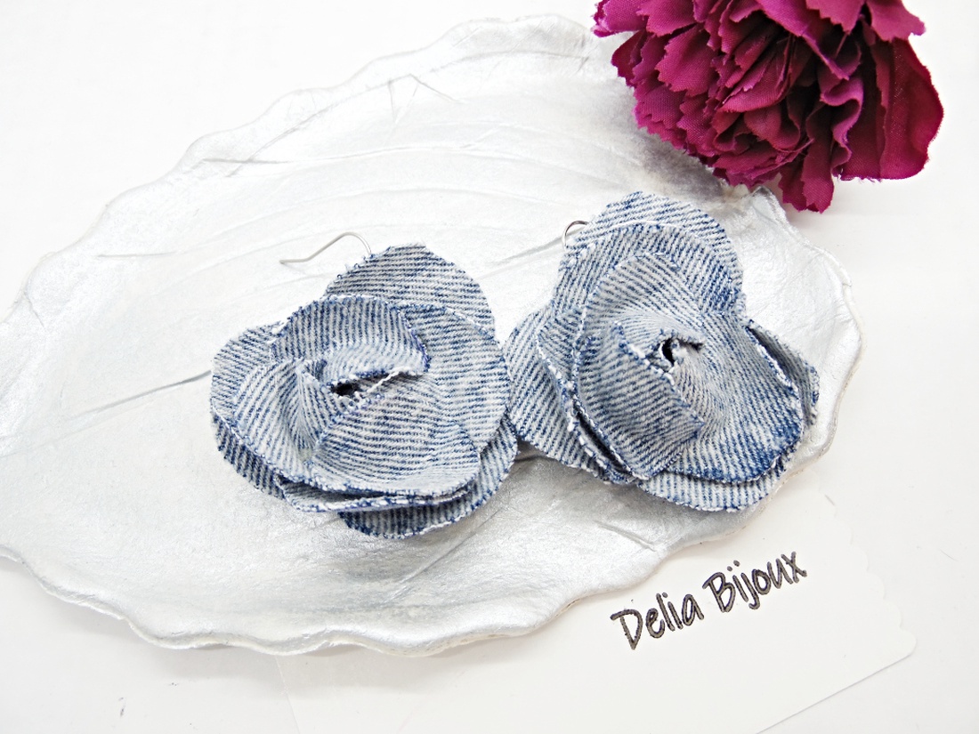 Cercei statement din blugi reciclat flori handmade (cod1421) - bijuterii - cercei - cercei lungi - Artynos.ro