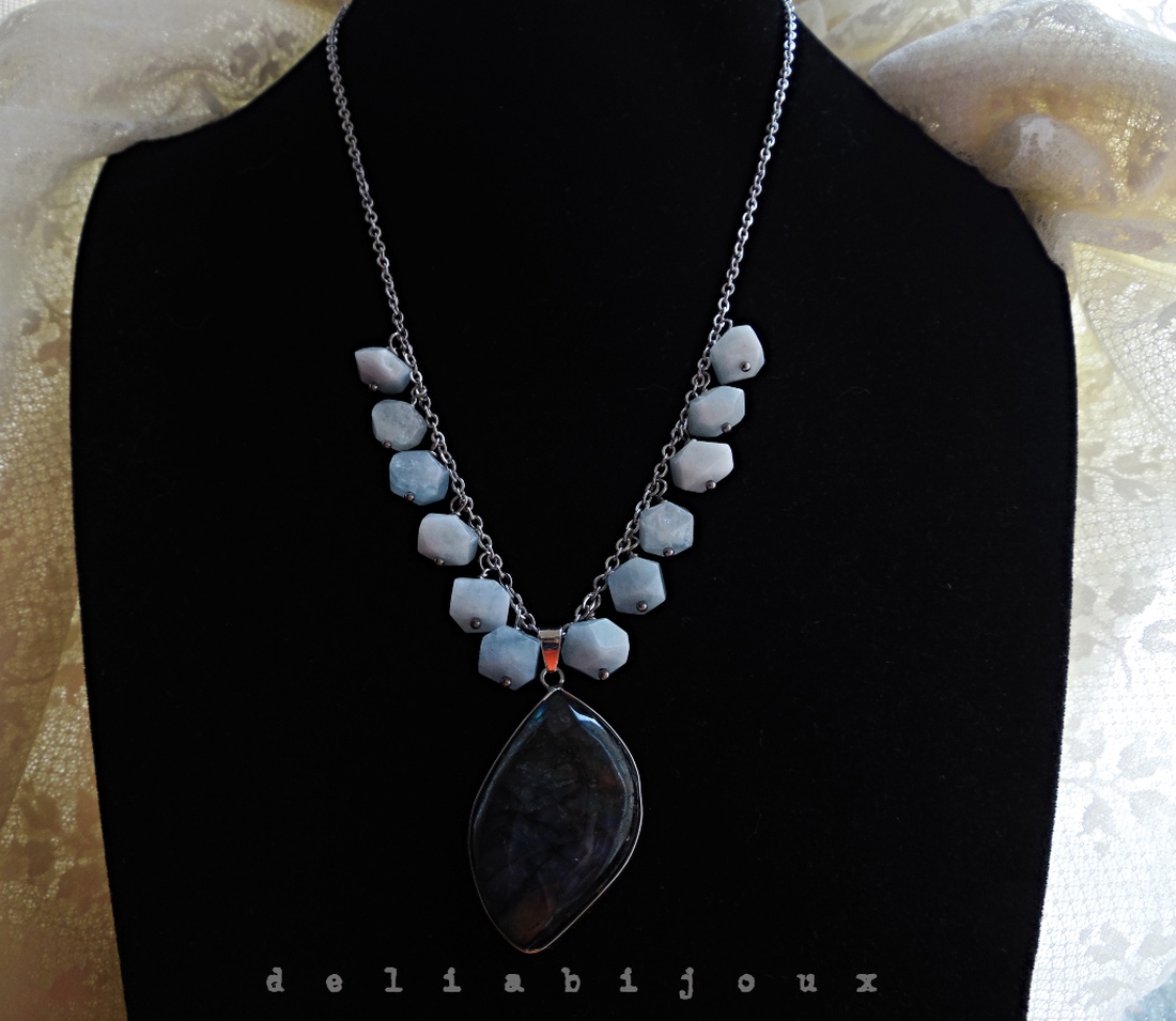 Colier handmade pietre naturale acvamarin și pandantiv labradorit (cod1423) - bijuterii - coliere - coliere cu pandative - Artynos.ro