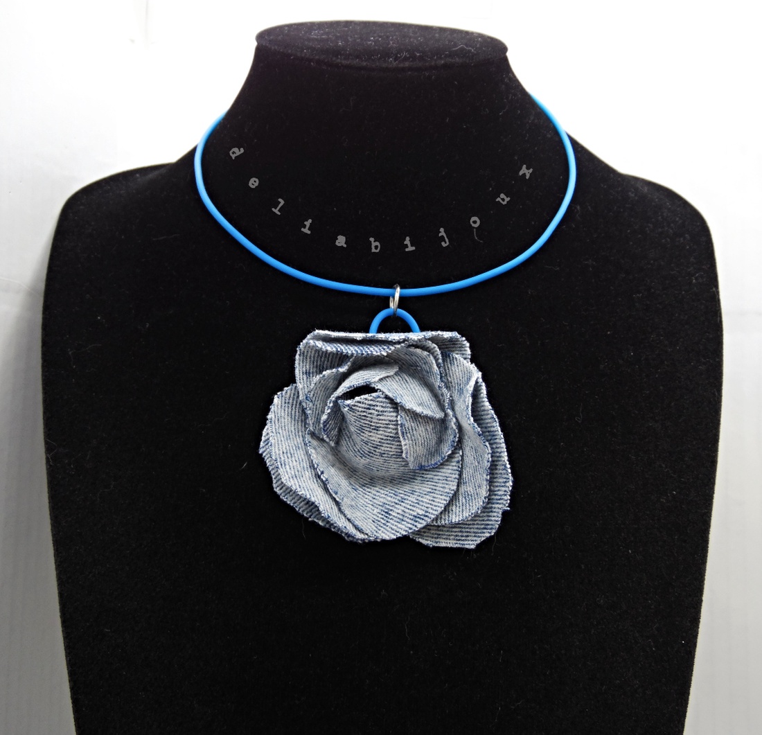 Colier handmade cu floare din denim/blug reciclat bijuterie unicat eco-friendly (cod1425) - bijuterii - coliere - coliere cu pandative - Artynos.ro