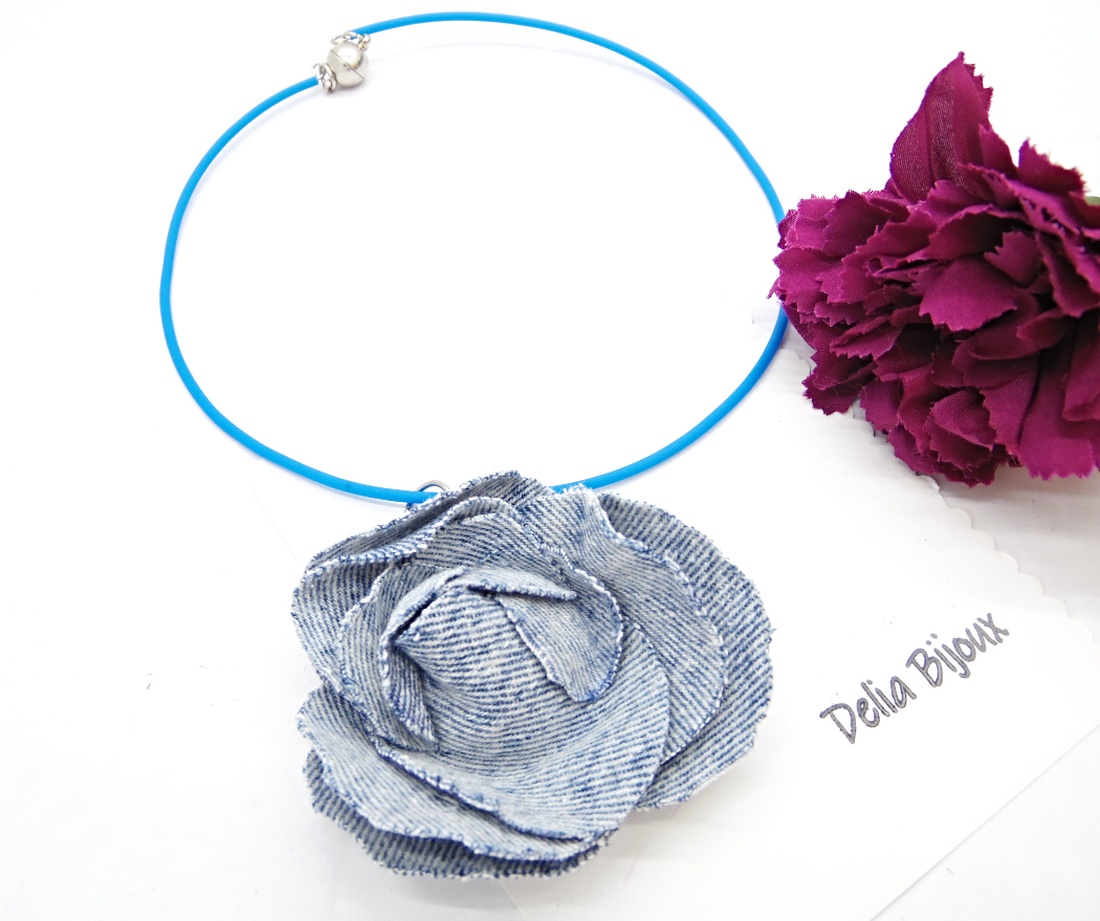 Colier handmade cu floare din denim/blug reciclat bijuterie unicat eco-friendly (cod1425) - bijuterii - coliere - coliere cu pandative - Artynos.ro