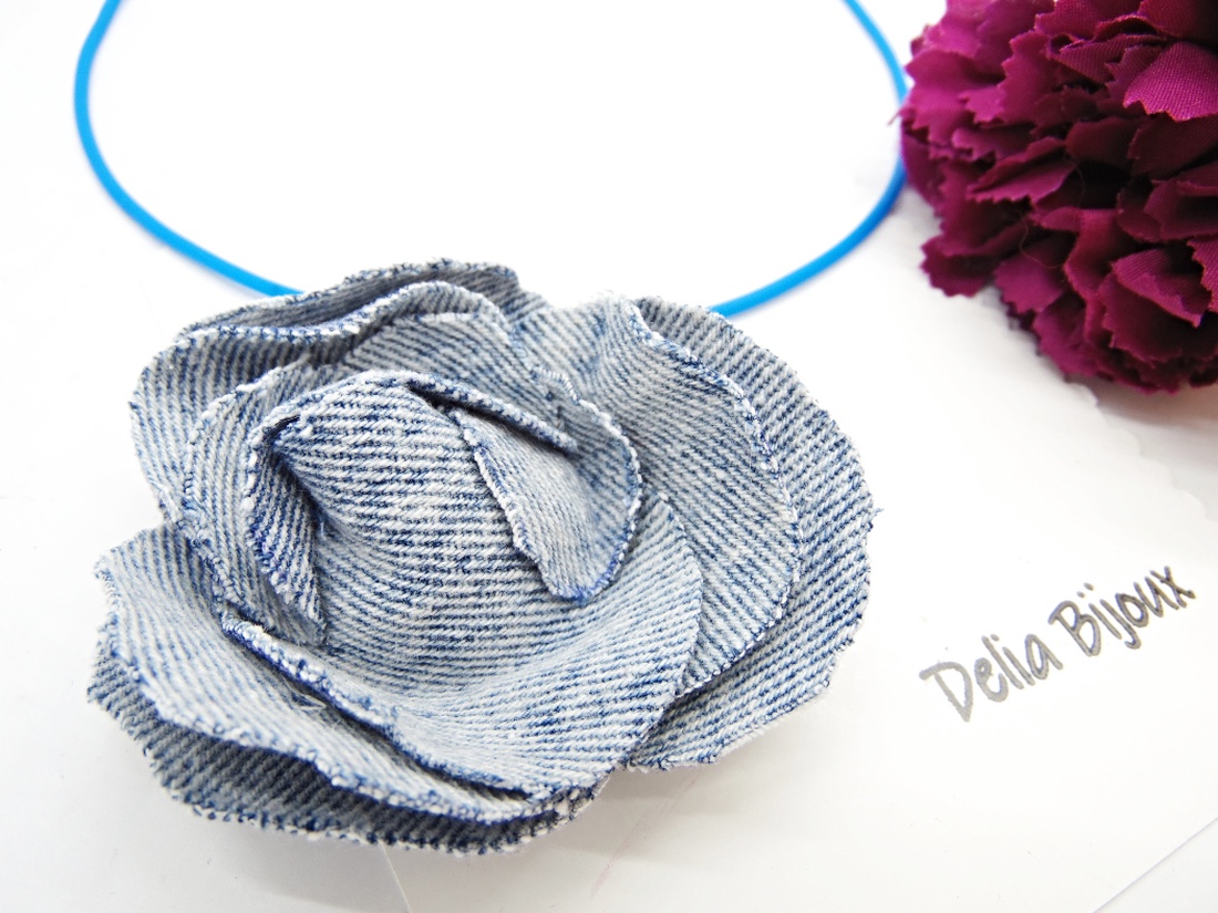 Colier handmade cu floare din denim/blug reciclat bijuterie unicat eco-friendly (cod1425) - bijuterii - coliere - coliere cu pandative - Artynos.ro