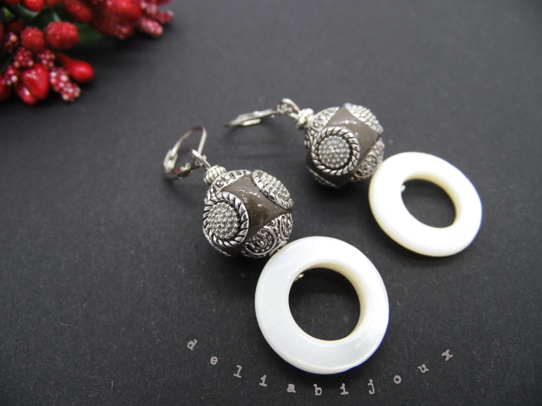 Cercei handmade unicat sidef si margele indoneziene (cod617) - bijuterii - cercei - cercei lungi - Artynos.ro