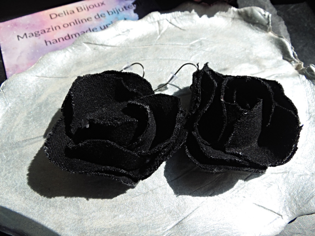 Cercei statement din blugi reciclați flori negre handmade (cod1437) - bijuterii - cercei - cercei lungi - Artynos.ro