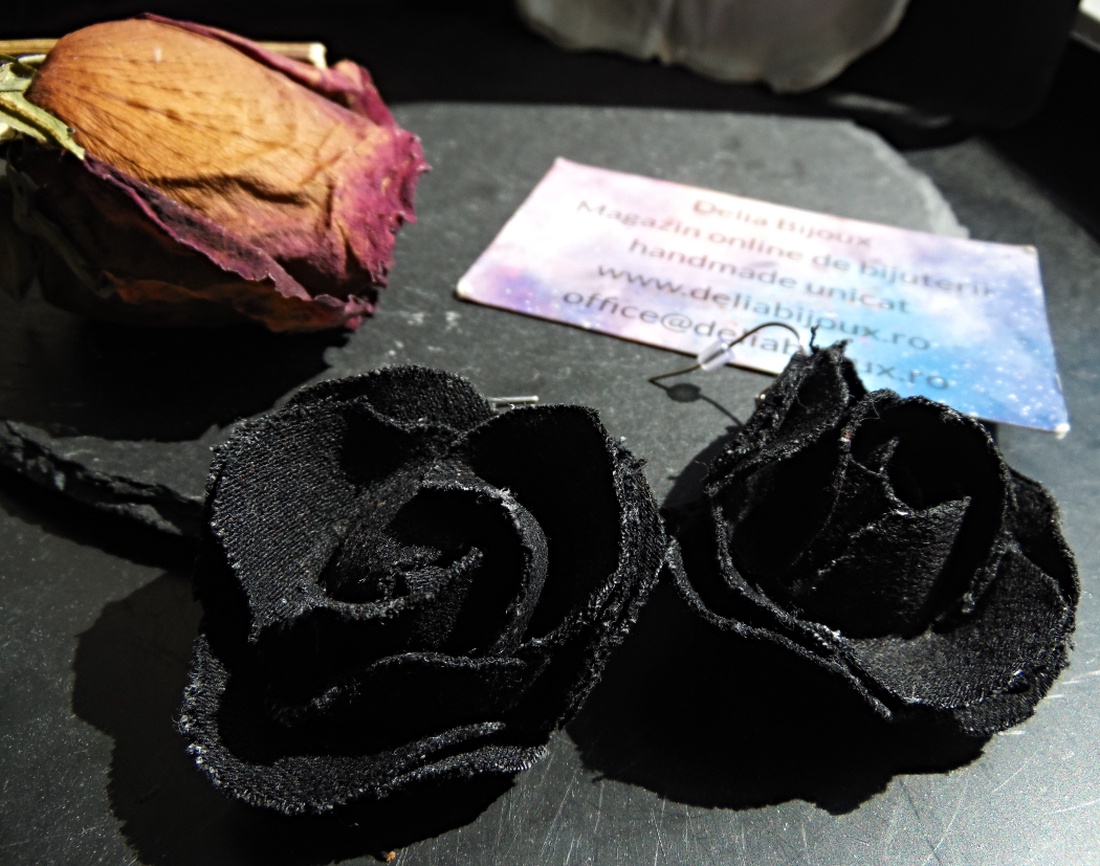 Cercei statement din blugi reciclați flori negre handmade (cod1437) - bijuterii - cercei - cercei lungi - Artynos.ro