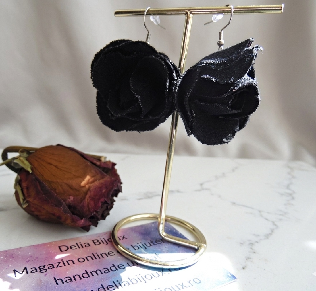 Cercei statement din blugi reciclați flori negre handmade (cod1437) - bijuterii - cercei - cercei lungi - Artynos.ro