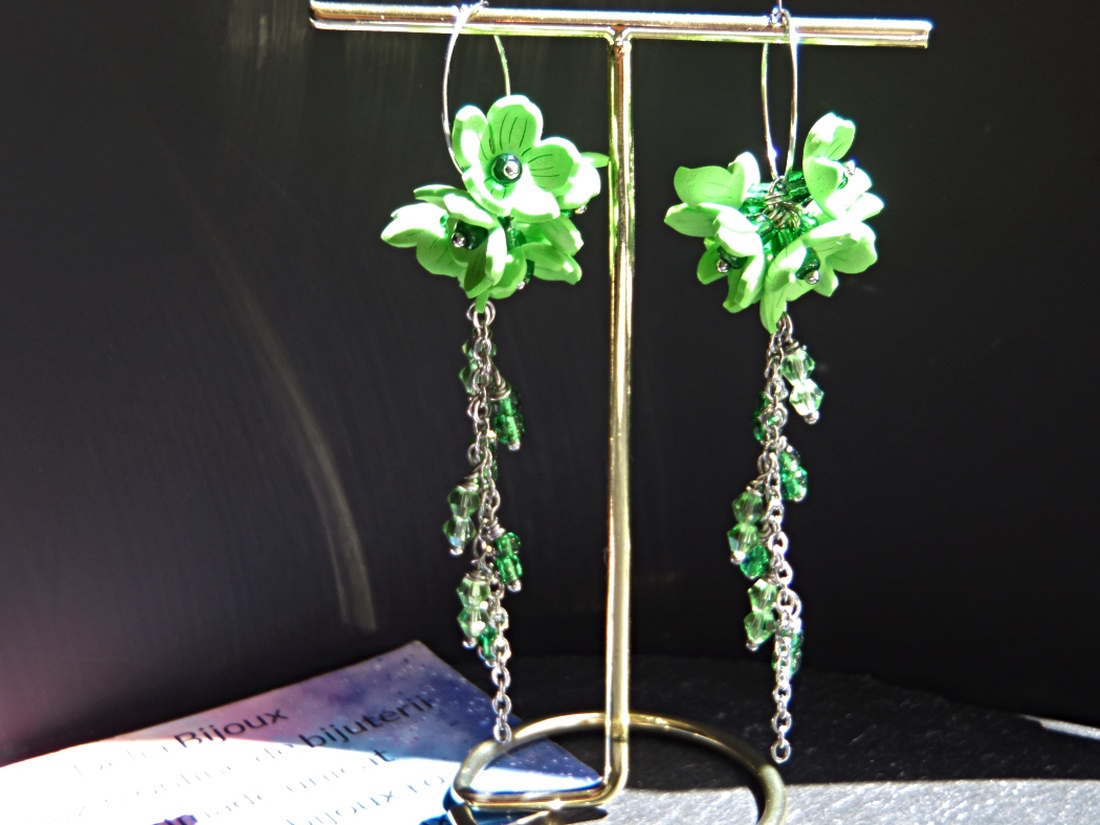 Cercei Lungi Handmade Verde Crud Flori din Foamiran și Cristale, Cadou Femei (cod1443) - bijuterii - cercei - cercei lungi - Artynos.ro