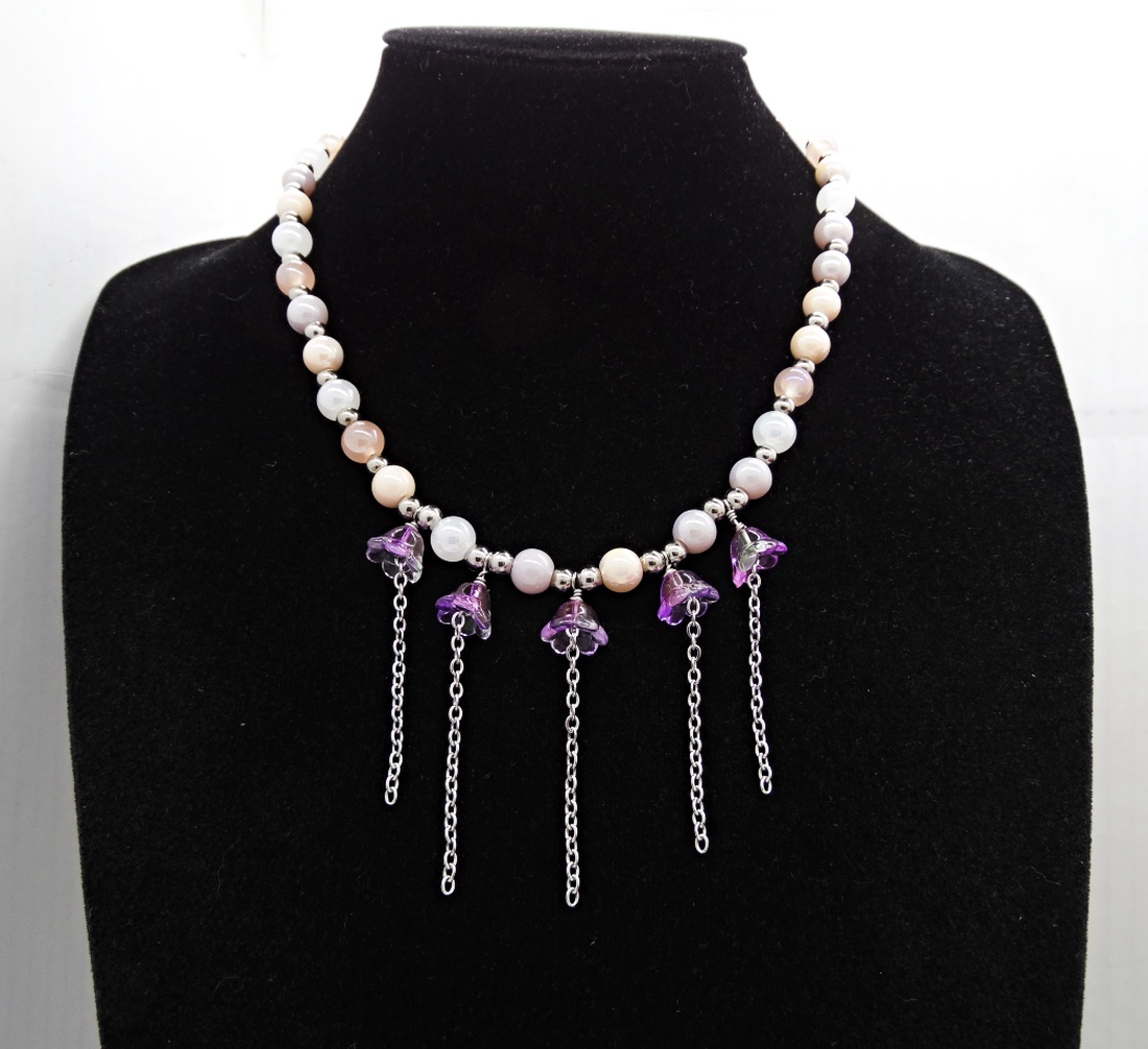 Colier Handmade cu Flori Mov și Mărgele Perlate Eleganță și Farmec Romantic (cod1451) - bijuterii - coliere - coliere din mărgele - Artynos.ro