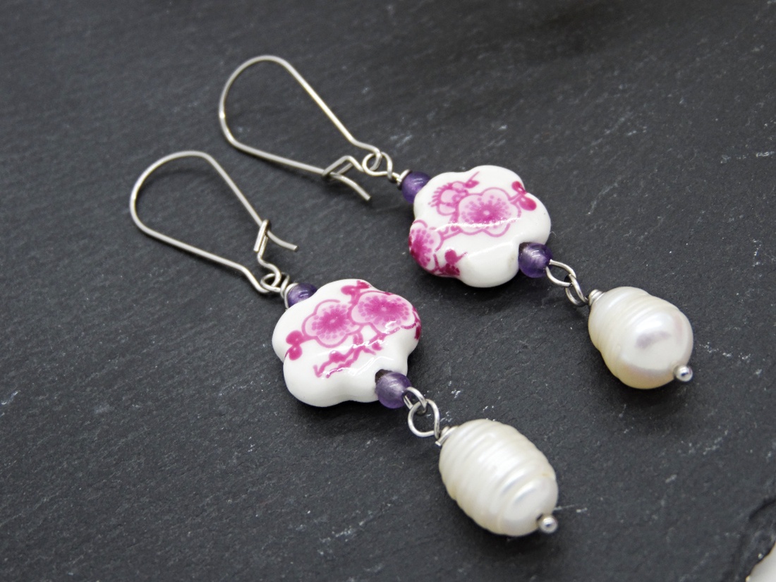 Cercei handmade unicat - ametist, flori ceramica si perle (cod1454) - bijuterii - cercei - cercei lungi - Artynos.ro