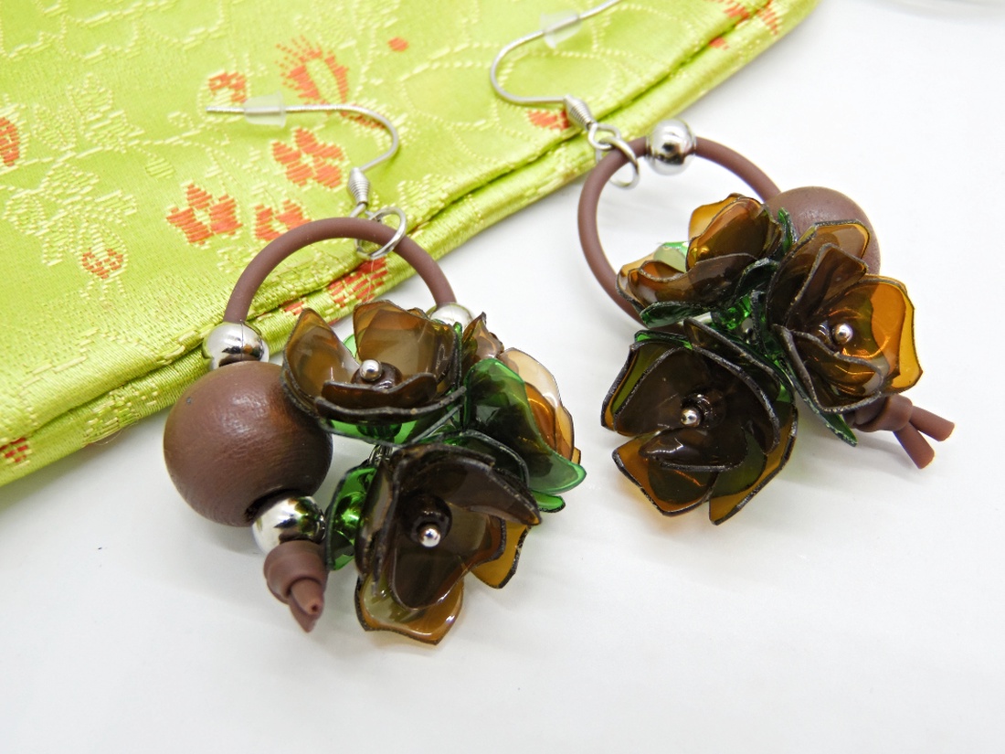 Cercei Lungi Statement cu Flori Maro, Verde și Mărgele din Lemn Handmade Unicat (cod1470) - bijuterii - cercei - cercei lungi - Artynos.ro
