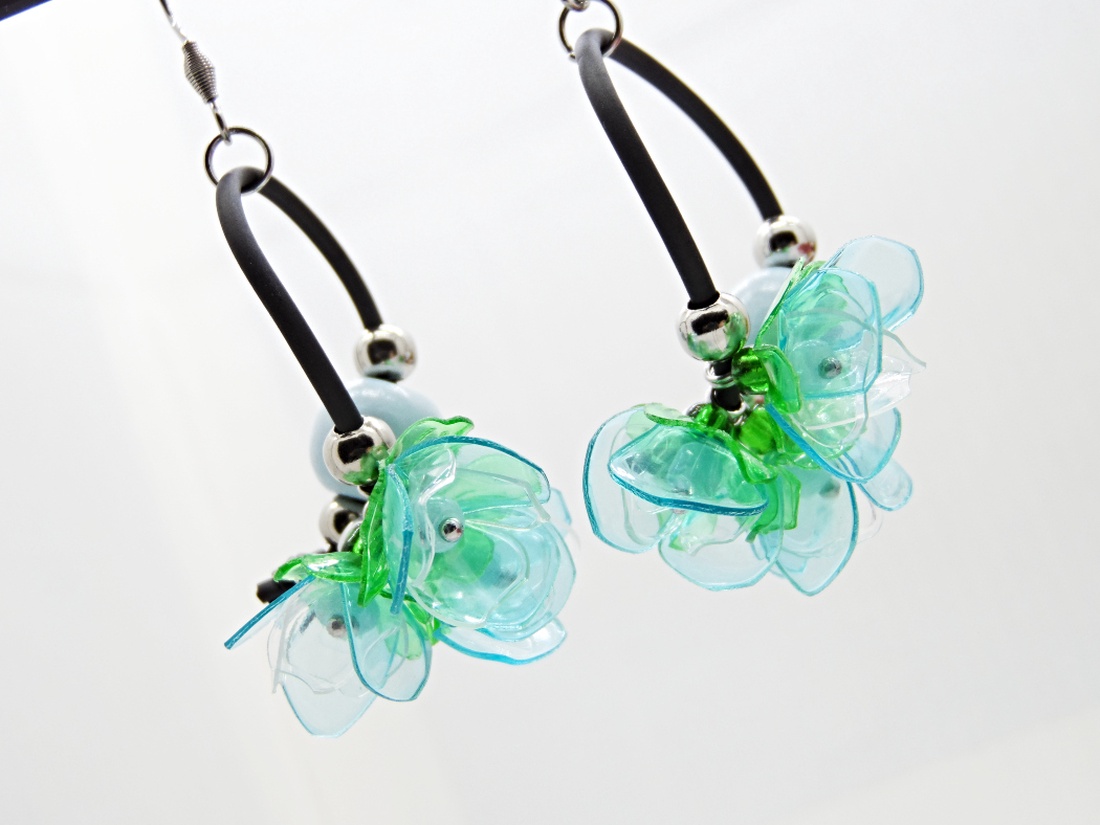 Cercei Lungi Statement cu Flori Bleu, Verde și Mărgele din Lemn Handmade Unicat (cod1473) - bijuterii - cercei - cercei lungi - Artynos.ro
