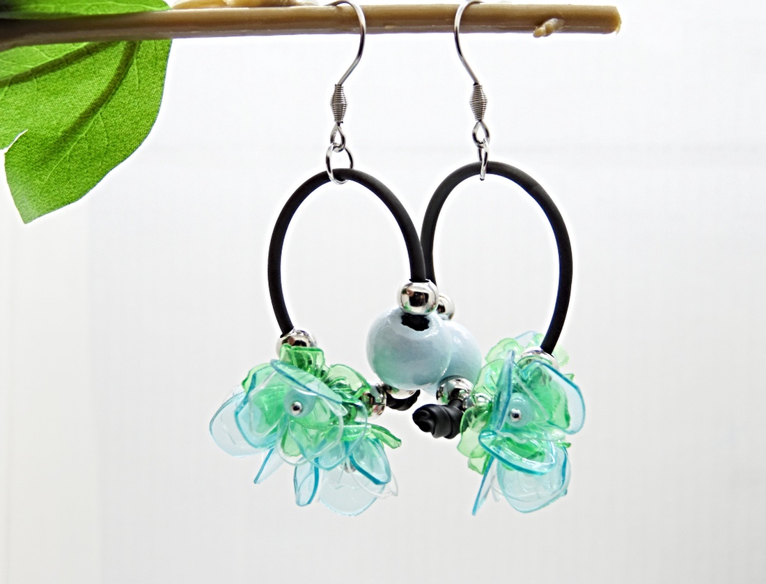 Cercei Lungi Statement cu Flori Bleu, Verde și Mărgele din Lemn Handmade Unicat (cod1473) - bijuterii - cercei - cercei lungi - Artynos.ro