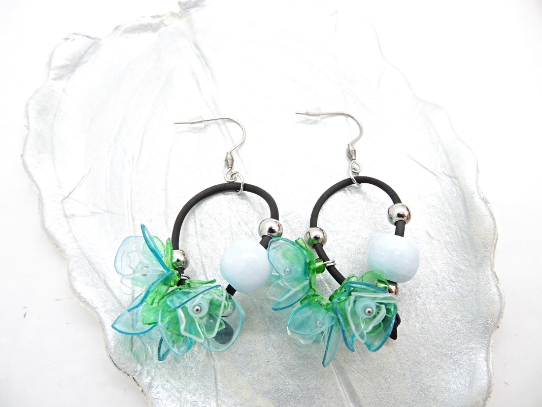 Cercei Lungi Statement cu Flori Bleu, Verde și Mărgele din Lemn Handmade Unicat (cod1473) - bijuterii - cercei - cercei lungi - Artynos.ro
