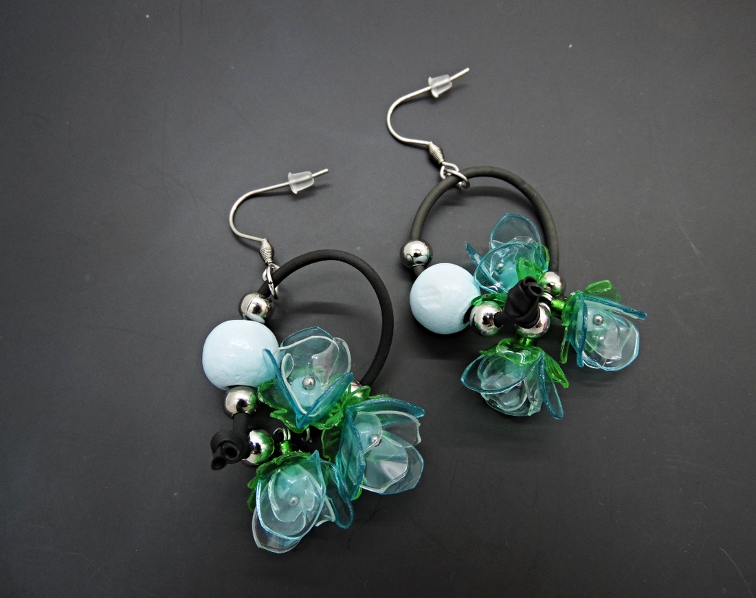 Cercei Lungi Statement cu Flori Bleu, Verde și Mărgele din Lemn Handmade Unicat (cod1473) - bijuterii - cercei - cercei lungi - Artynos.ro