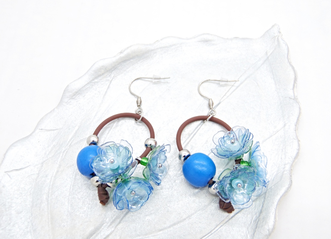 Cercei Lungi Statement cu Flori Bleu - Albastre, Verzi și Mărgele din Lemn Handmade Unicat (cod1477) - bijuterii - cercei - cercei lungi - Artynos.ro