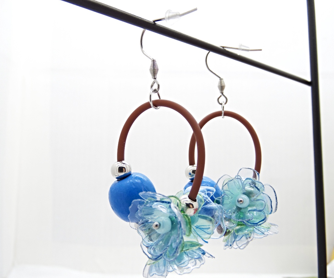 Cercei Lungi Statement cu Flori Bleu - Albastre, Verzi și Mărgele din Lemn Handmade Unicat (cod1477) - bijuterii - cercei - cercei lungi - Artynos.ro