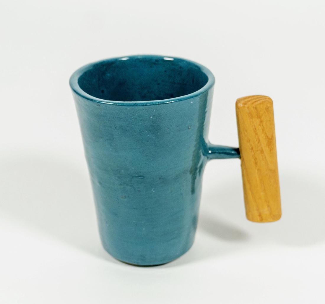 Cana ceramica cu maner din lemn - casă & stil de viață - accesorii pentru echipamente de bucătărie - accesorii de servire - căni - Artynos.ro Cana ceramica cu maner din lemn - casă & stil de viață - accesorii pentru echipamente de bucătărie - accesorii de servire - căni - Artynos.ro