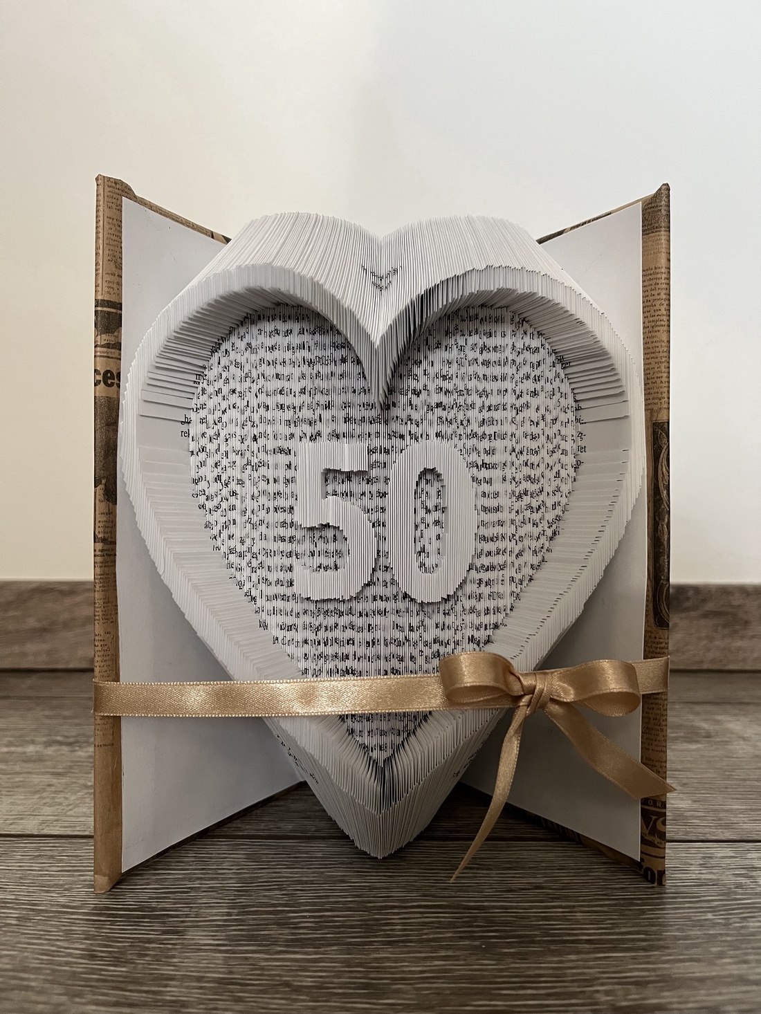 Sculpturā de carte personalizatā - casă & stil de viață - accesorii pentru decorat casa - decorațiuni de masă și decorațiuni pentru rafturi  - sculptură de carte, carte pliată - Artynos.ro