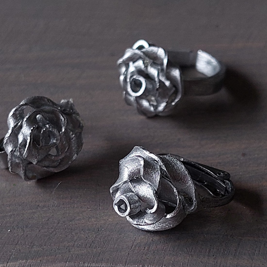 Cercei și inel Rose din aluminiu -  - Artynos.ro Cercei și inel Rose din aluminiu -  - Artynos.ro