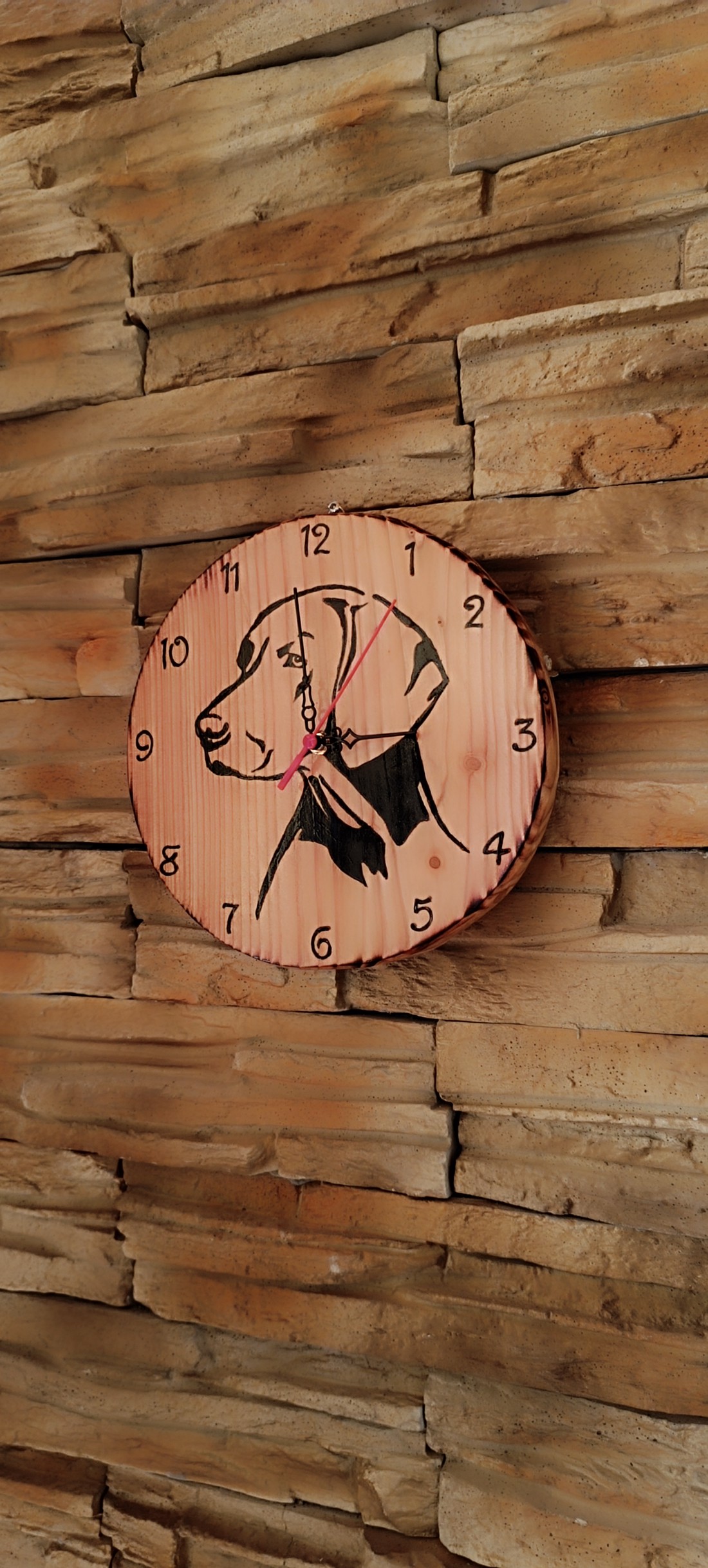 Ceas de perete din lemn cu câine vizsla - - Artynos.ro Ceas de perete din lemn cu câine vizsla - - Artynos.ro