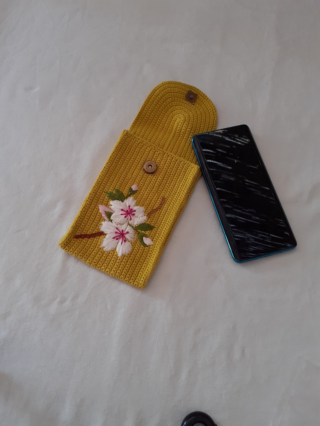 Carcase de telefon croșetate și brodate cu patent magnetic -  - Artynos.ro