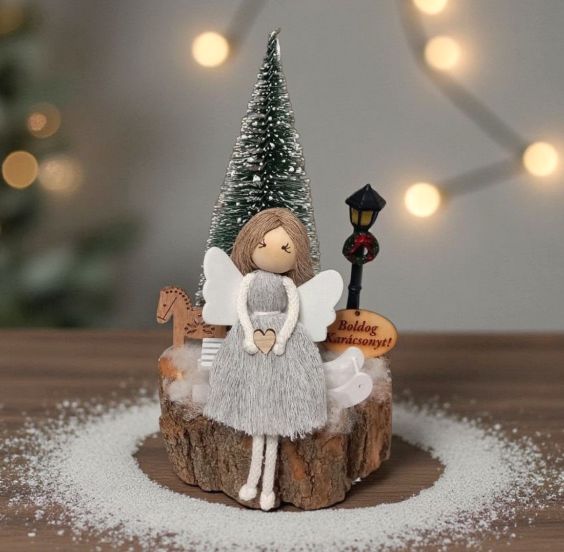 Înger Makramé pe o sanie - decor de masă de Crăciun pe un disc de lemn - crăciun - decorațiuni de crăciun de casă - decor pentru masă de crăciun - Artynos.ro