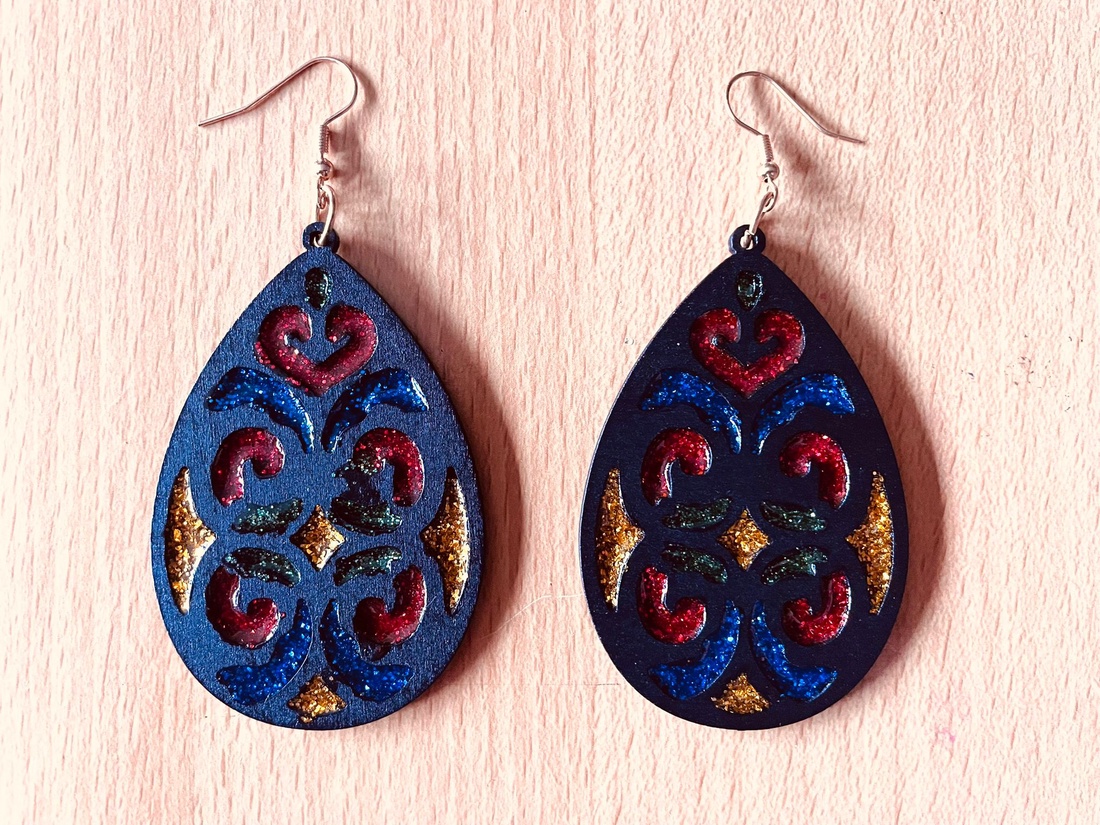 Cercei din rășină colorați, efect vitraliu � handmade, ușori - bijuterii - cercei - cercei din lemn - Artynos.ro