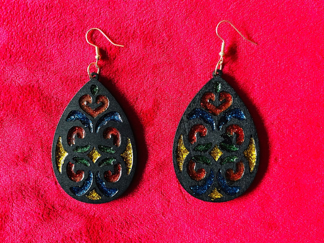 Cercei din rășină colorați, efect vitraliu � handmade, ușori - bijuterii - cercei - cercei din lemn - Artynos.ro