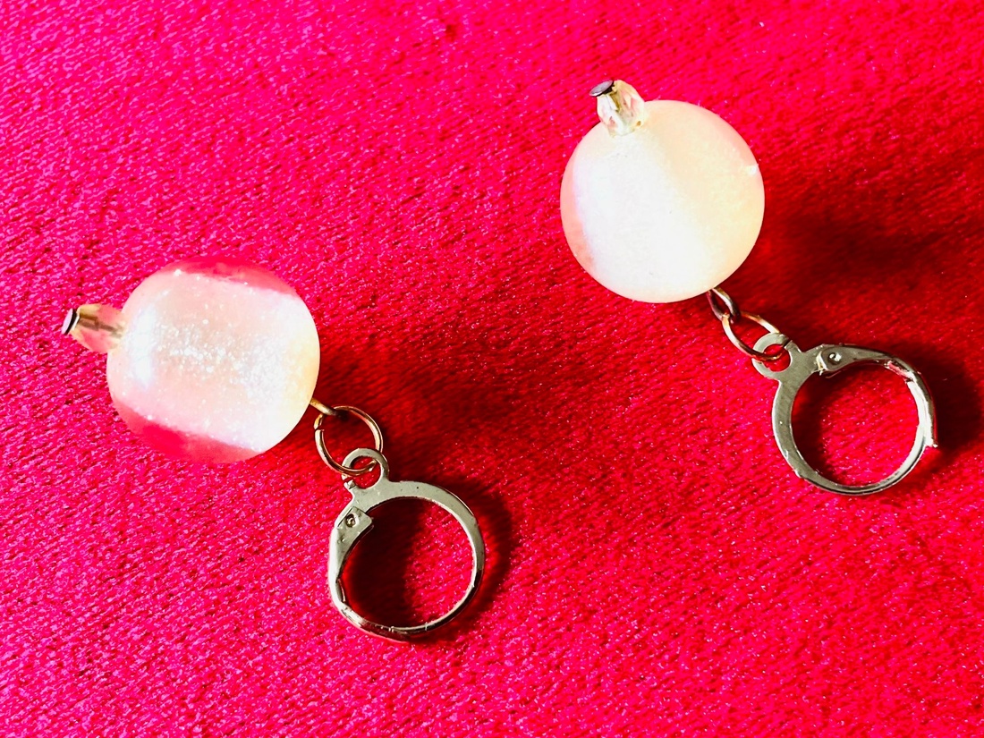 Cercei rotunzi din rășină cu efect perlat � handmade, ușori - bijuterii - cercei - cercei din rășină - Artynos.ro