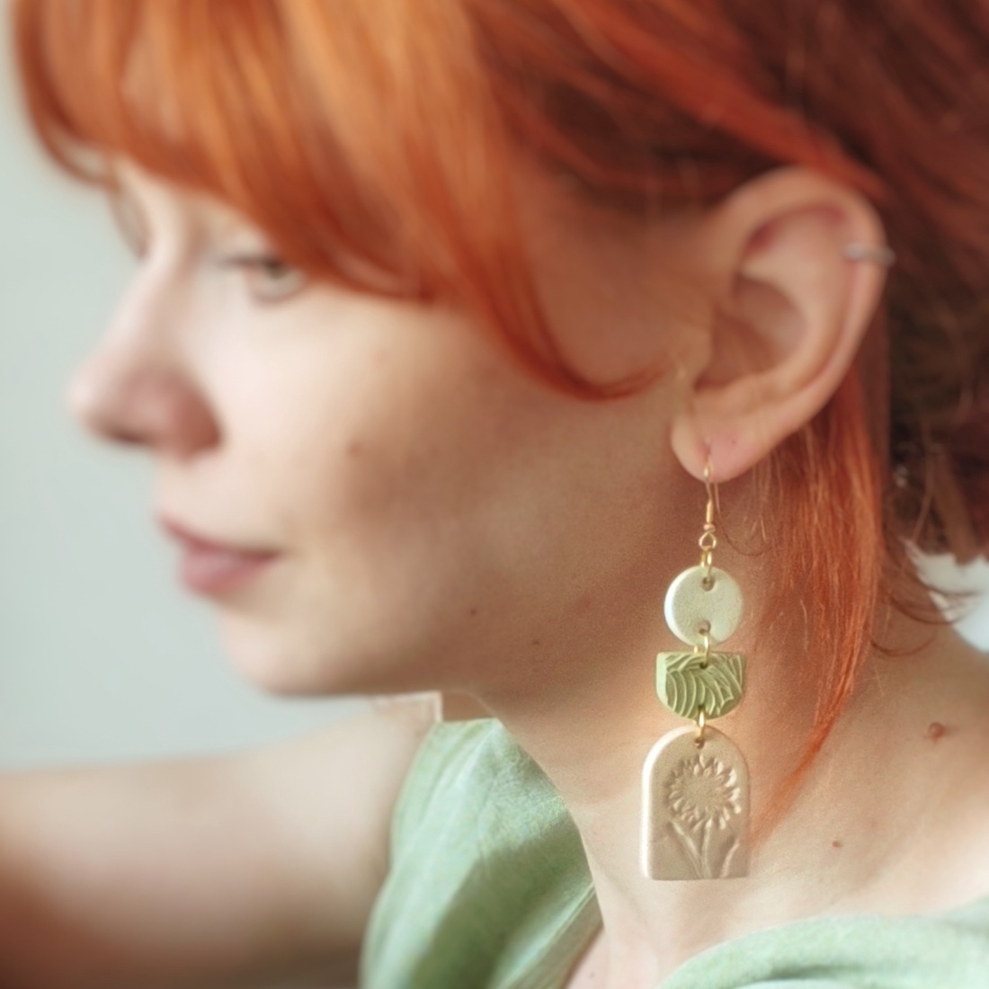 Cercei Soft Bloom handmade din argilă - bijuterii - cercei - cercei agățați - Artynos.ro Cercei Soft Bloom handmade din argilă - bijuterii - cercei - cercei agățați - Artynos.ro