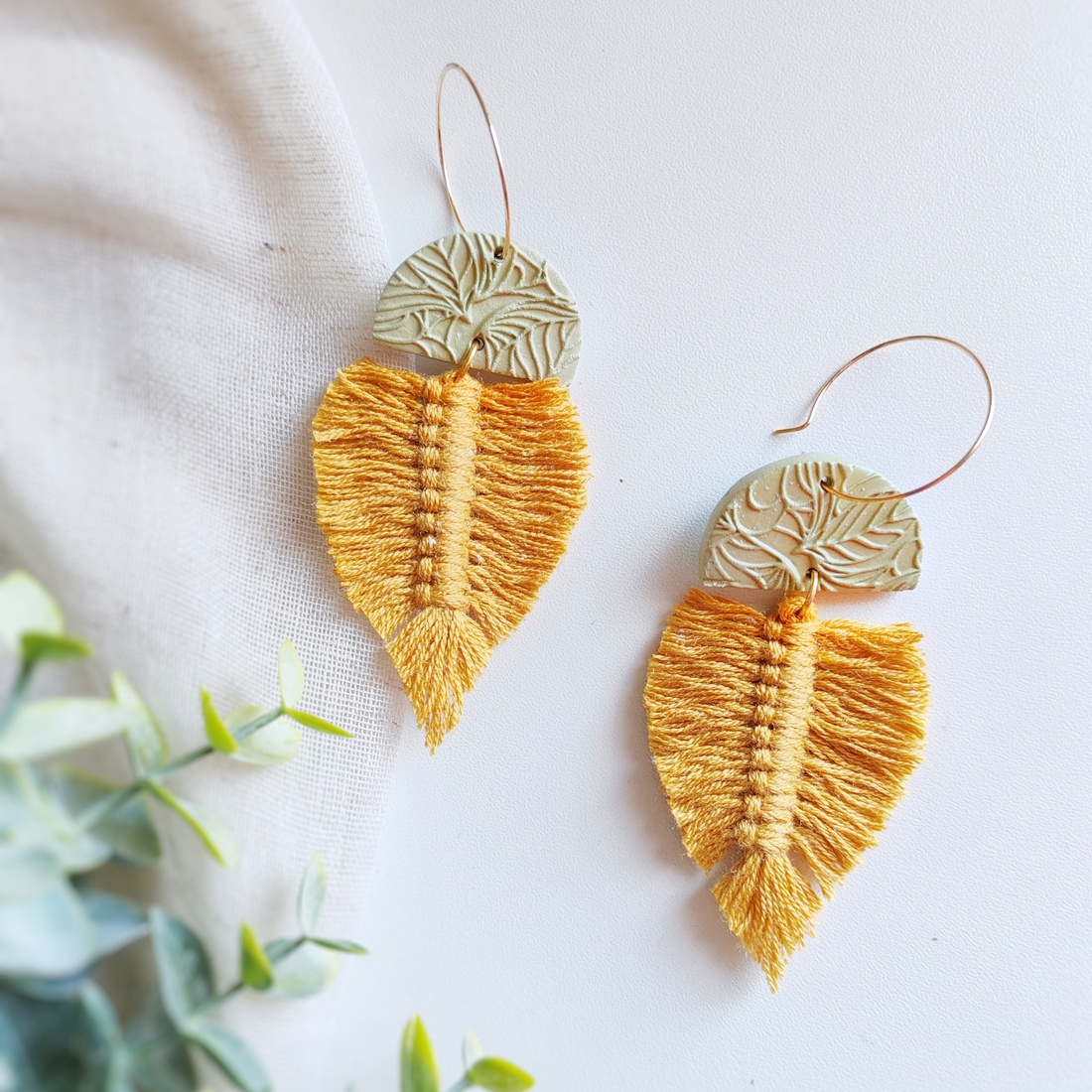 Set Banana Leaf handmade cu cercei și medalion din argilă, cu frunze macramé - bijuterii - seturi de bijuterii - Artynos.ro Set Banana Leaf handmade cu cercei și medalion din argilă, cu frunze macramé - bijuterii - seturi de bijuterii - Artynos.ro