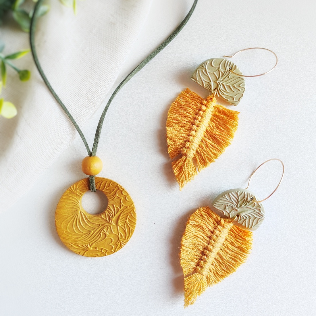 Set Banana Leaf handmade cu cercei și medalion din argilă, cu frunze macramé - bijuterii - seturi de bijuterii - Artynos.ro Set Banana Leaf handmade cu cercei și medalion din argilă, cu frunze macramé - bijuterii - seturi de bijuterii - Artynos.ro